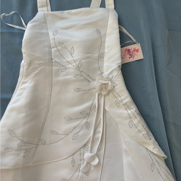 Elegant White Embroidered Dress - Picture 8 of 10